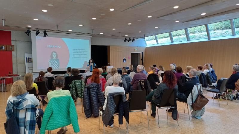 Bild vom Vortrag bei der Jahreshauptversammlung - Teilnehmer von hinten fotografiert, vorne Leinwand